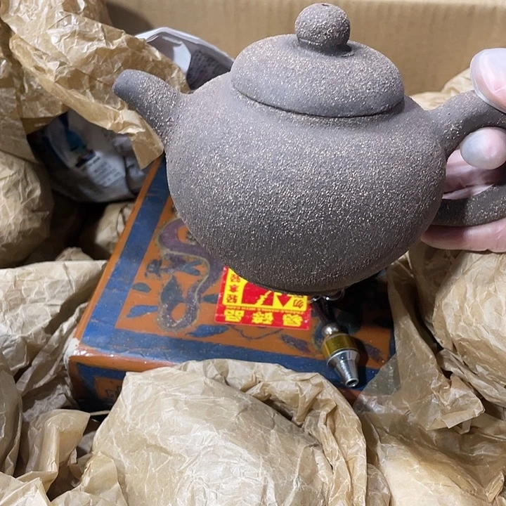 茶壶紫砂原矿泥料手工制作的一把紫砂壶。
