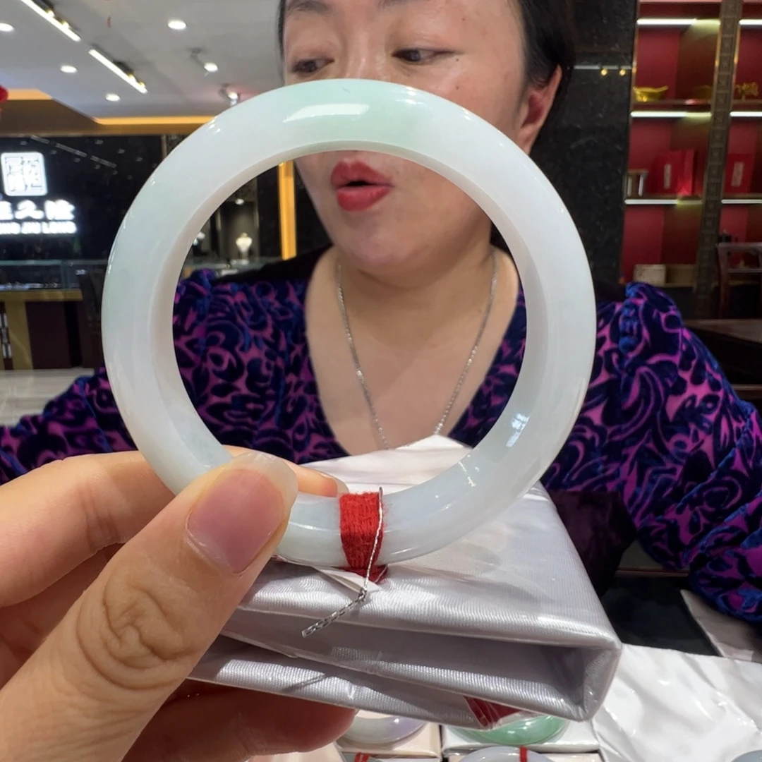 柠***檬未镶嵌手镯翡翠白底青59.2福利不退不换