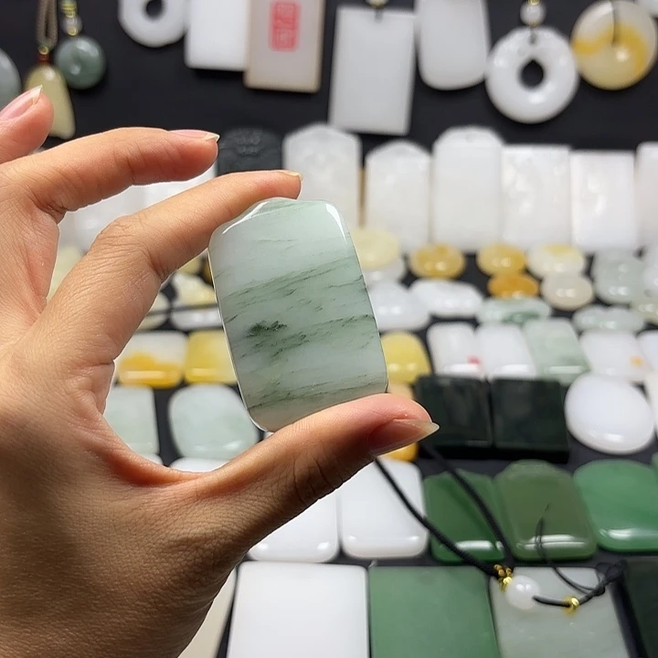 善****颈饰未镶嵌石英质玉（金丝玉）