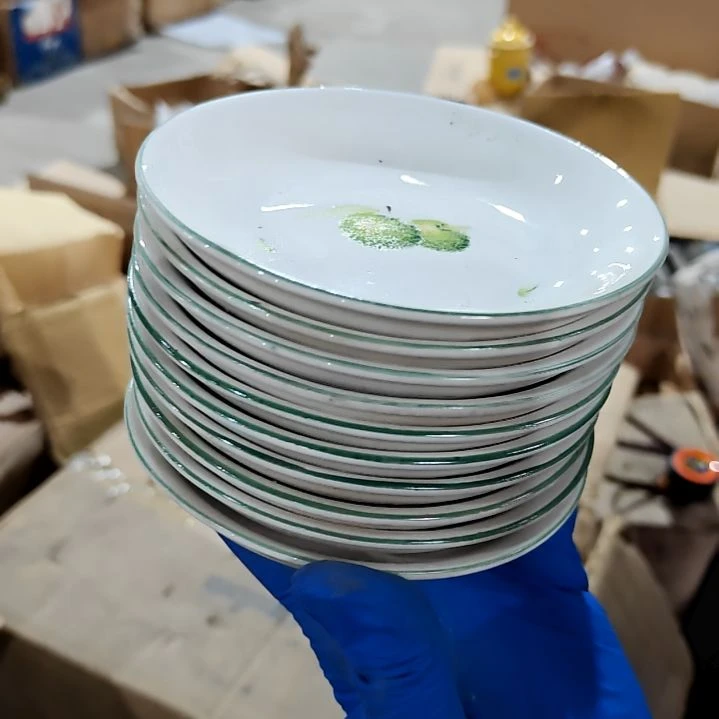 盘子碗茶壶啥都有