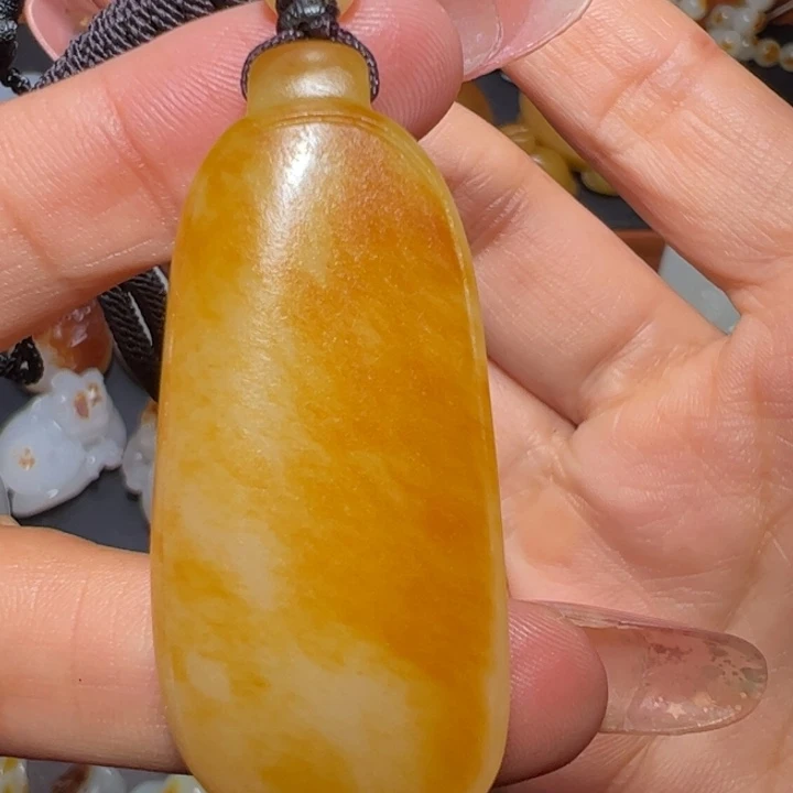 王***华和田玉未镶嵌颈饰