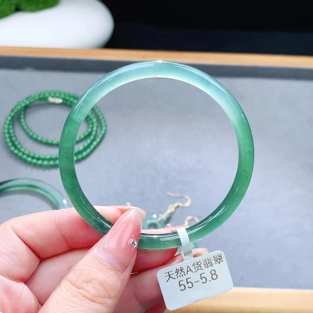 未镶嵌手镯（圆镯）翡翠