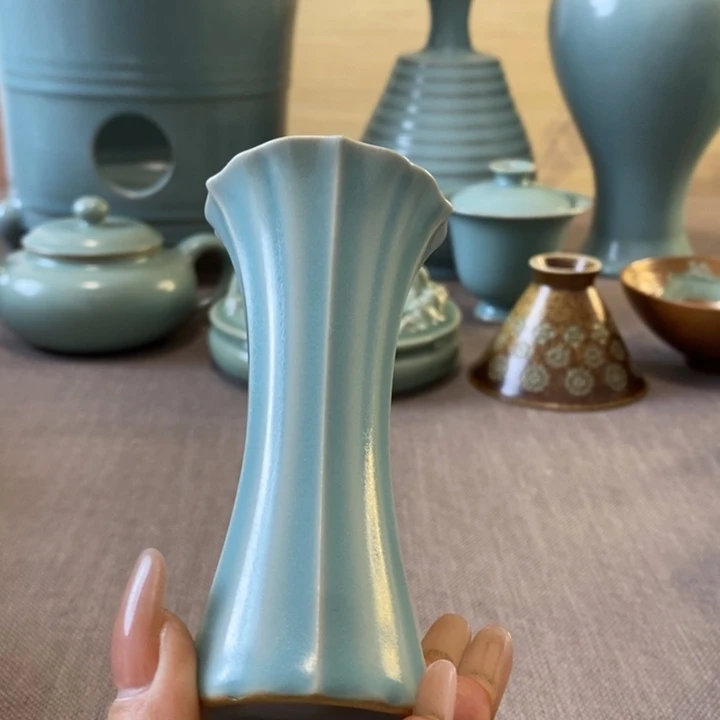 瓷片束腰瓶一一一一一