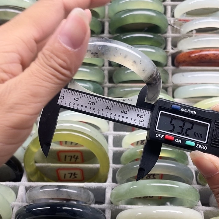 蛇纹石玉未镶嵌手镯182