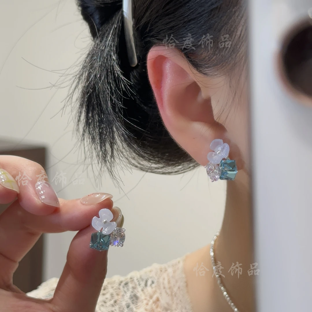 【恰度】夏日新款花朵蓝色立体方块耳钉