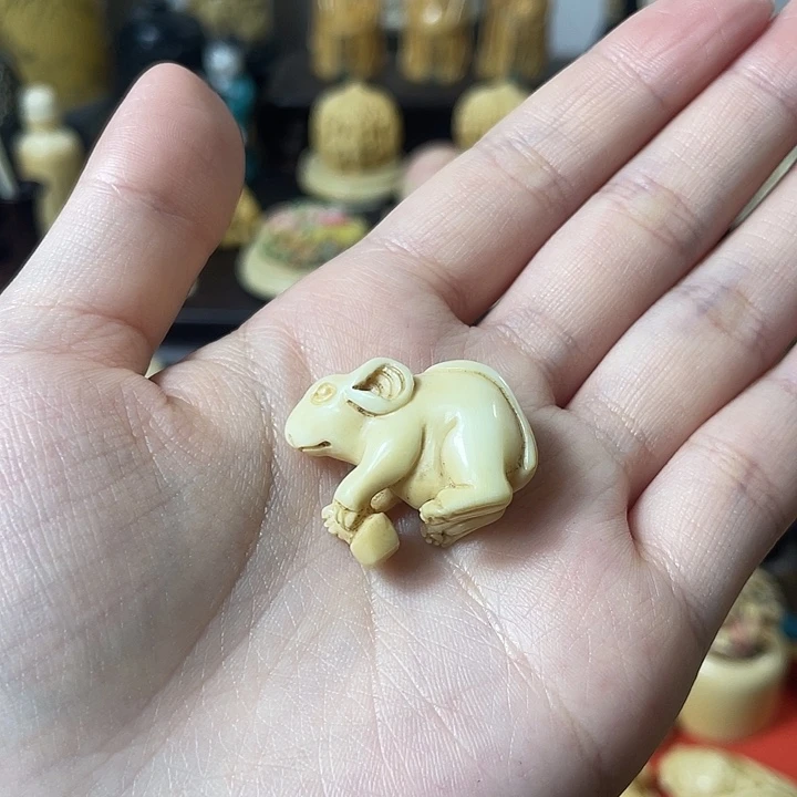 小****树脂制品精品雕刻工艺品