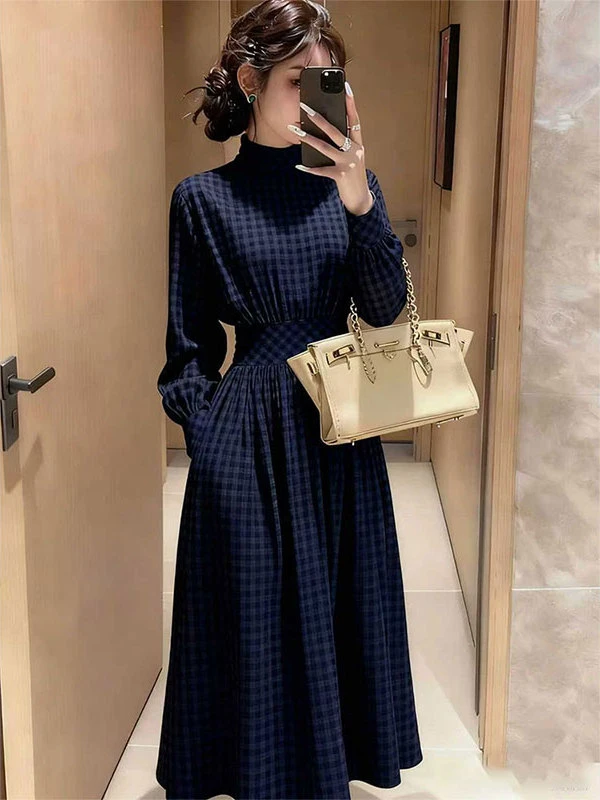 2025秋冬新款时尚高级感气质收腰显瘦复古藏蓝色格纹长袖连衣裙