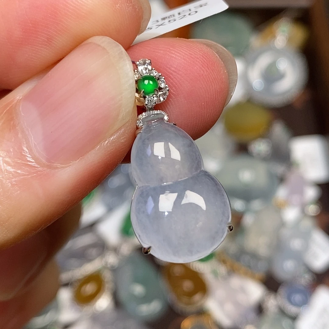 翡翠18K金镶嵌颈饰葫芦