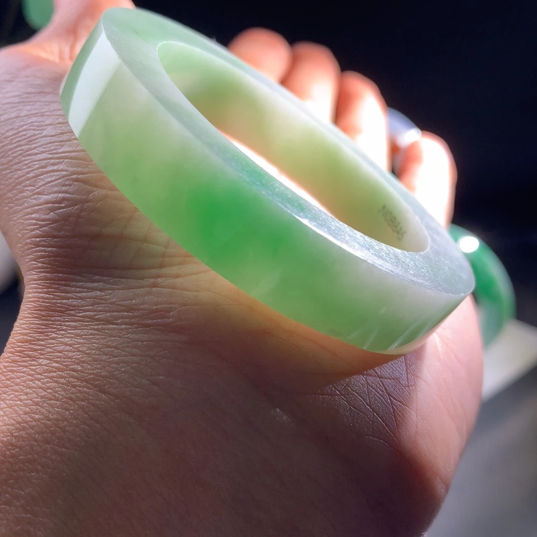 定制翡翠未镶嵌手镯