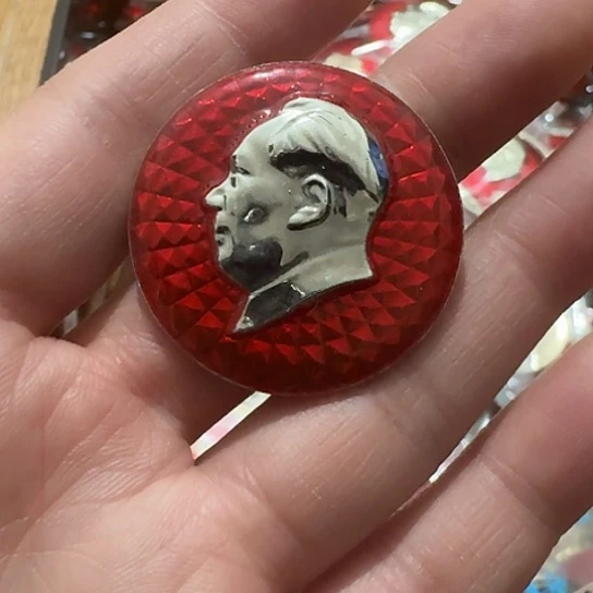 凡***得其他普通金属圆形红色人物像章