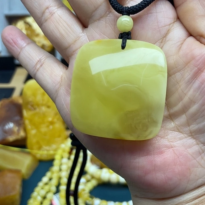 陆***娟琥珀未镶嵌裸石吊坠