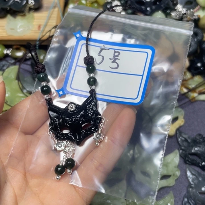 蛇纹石玉颈饰合金嗨**狸