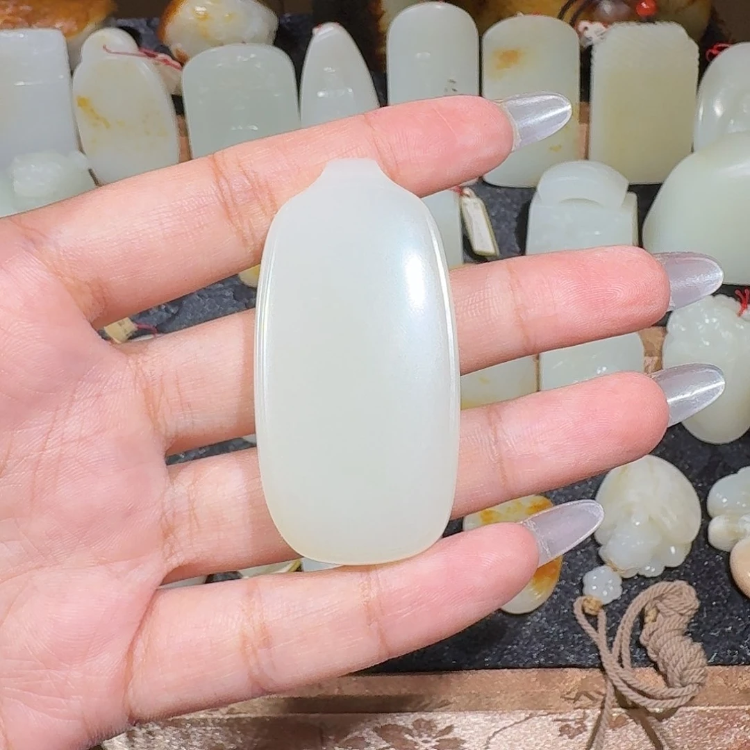 和田玉未镶嵌颈饰典