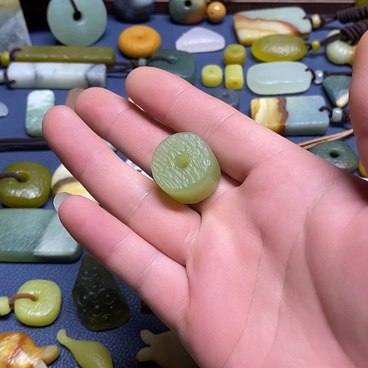 曾***人未镶嵌蛇纹石玉颈饰
