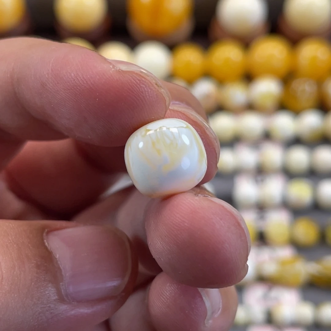 未镶嵌蜜蜡裸石三*金漆白荧光老型