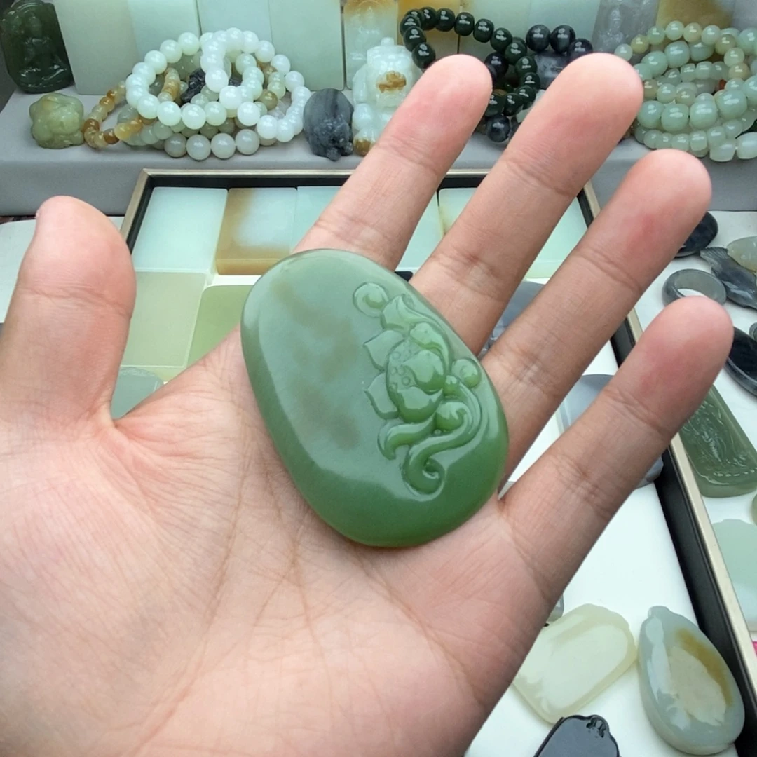 莫***负颈饰未镶嵌和田玉