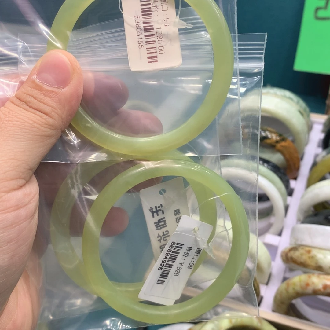 蛇纹石玉未镶嵌手镯淡**…