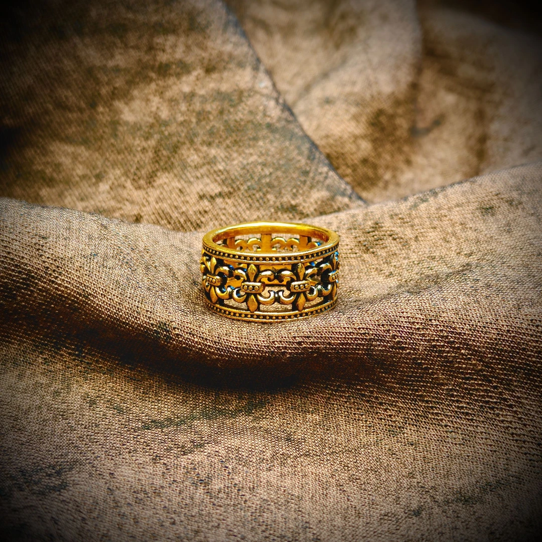 伊芙琳电黑金黄金足金时尚小众极简宽版鸢尾花复古戒指简约