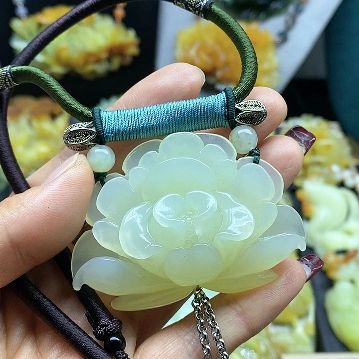 蛇纹石玉挂件未镶嵌