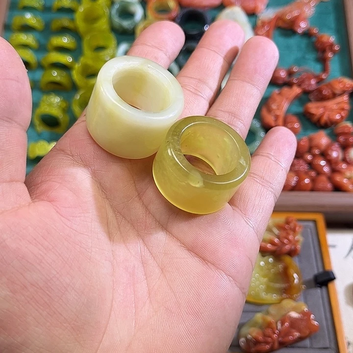 蛇纹石玉未镶嵌戒指津**刘