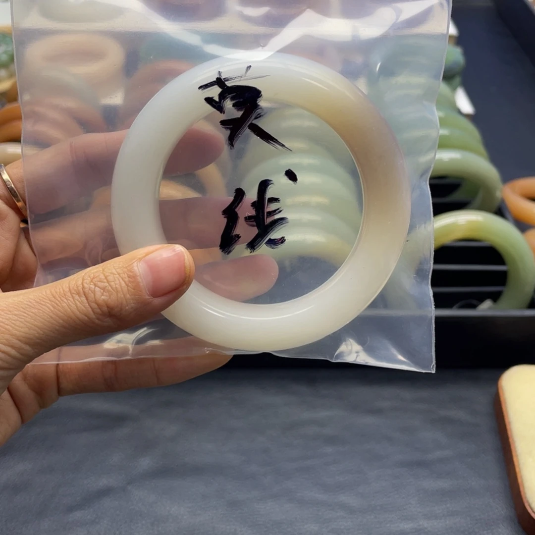 未镶嵌手镯石英质玉莫***姐