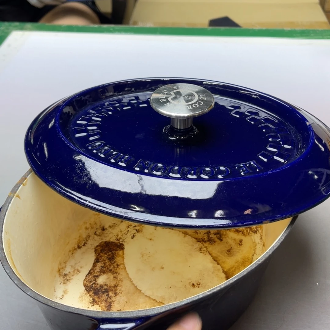 万***相瓷片密密麻麻地铺满一