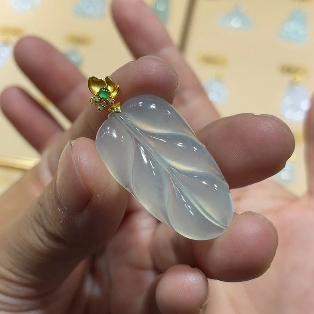 颈饰18K金镶嵌翡翠叶子