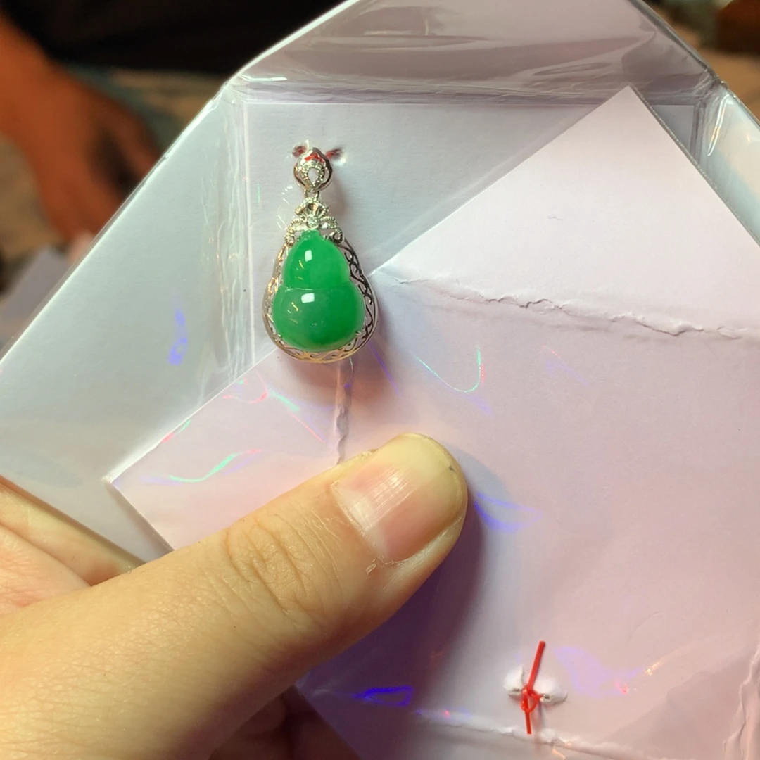 玉***人颈饰18K金镶嵌翡翠葫芦