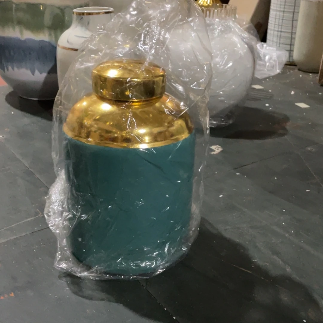 陶瓷花瓶，家居摆件。