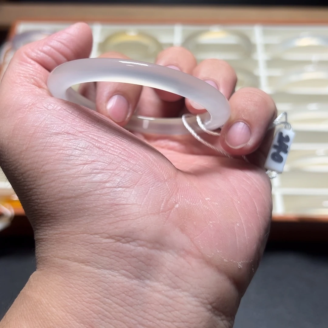 玛瑙/玉髓手镯未镶嵌好**