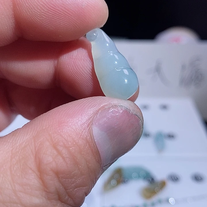 翡翠未镶嵌颈饰福豆