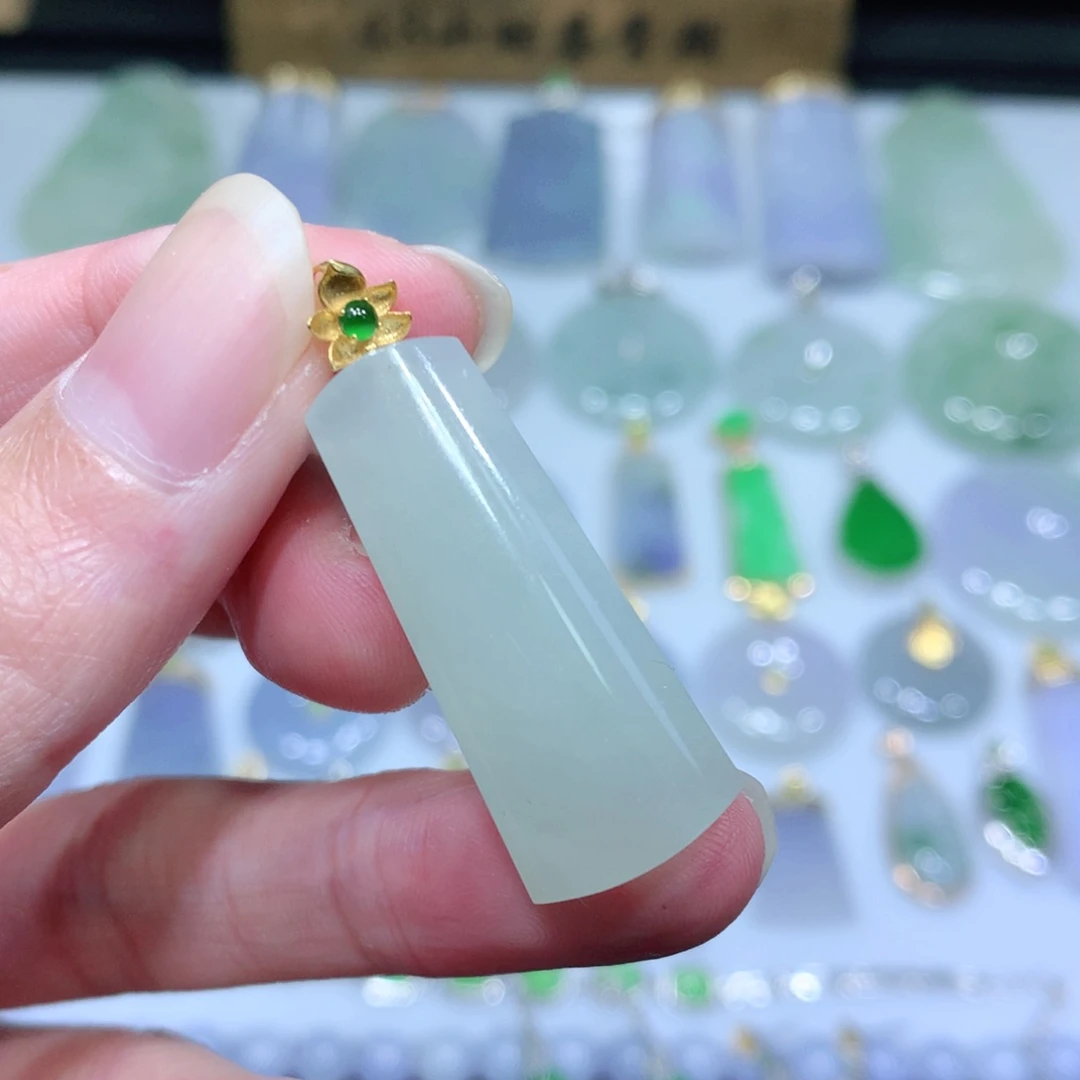 翡翠吊坠(不含链)18K金镶嵌