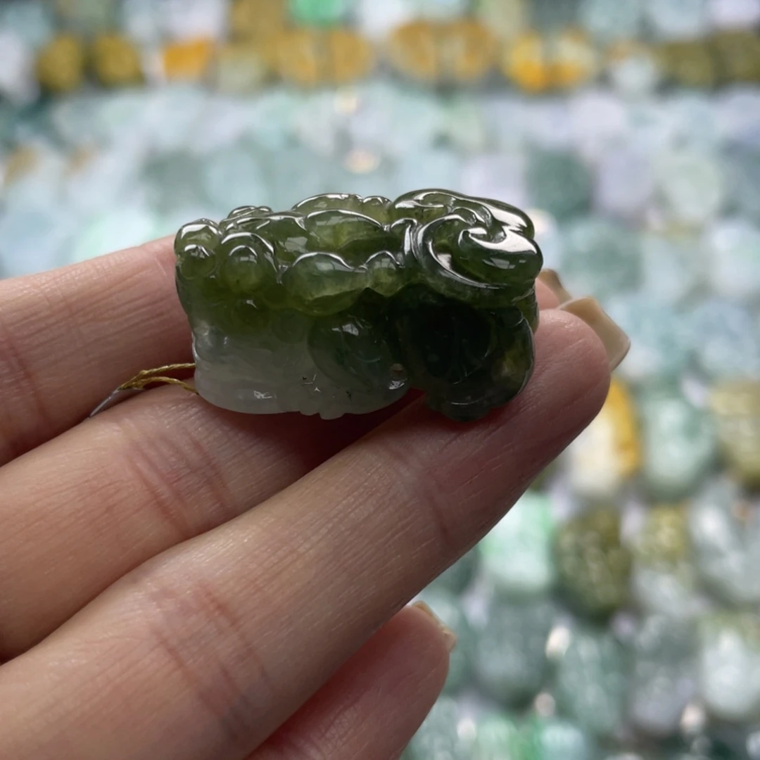 翡翠未镶嵌颈饰貔貅