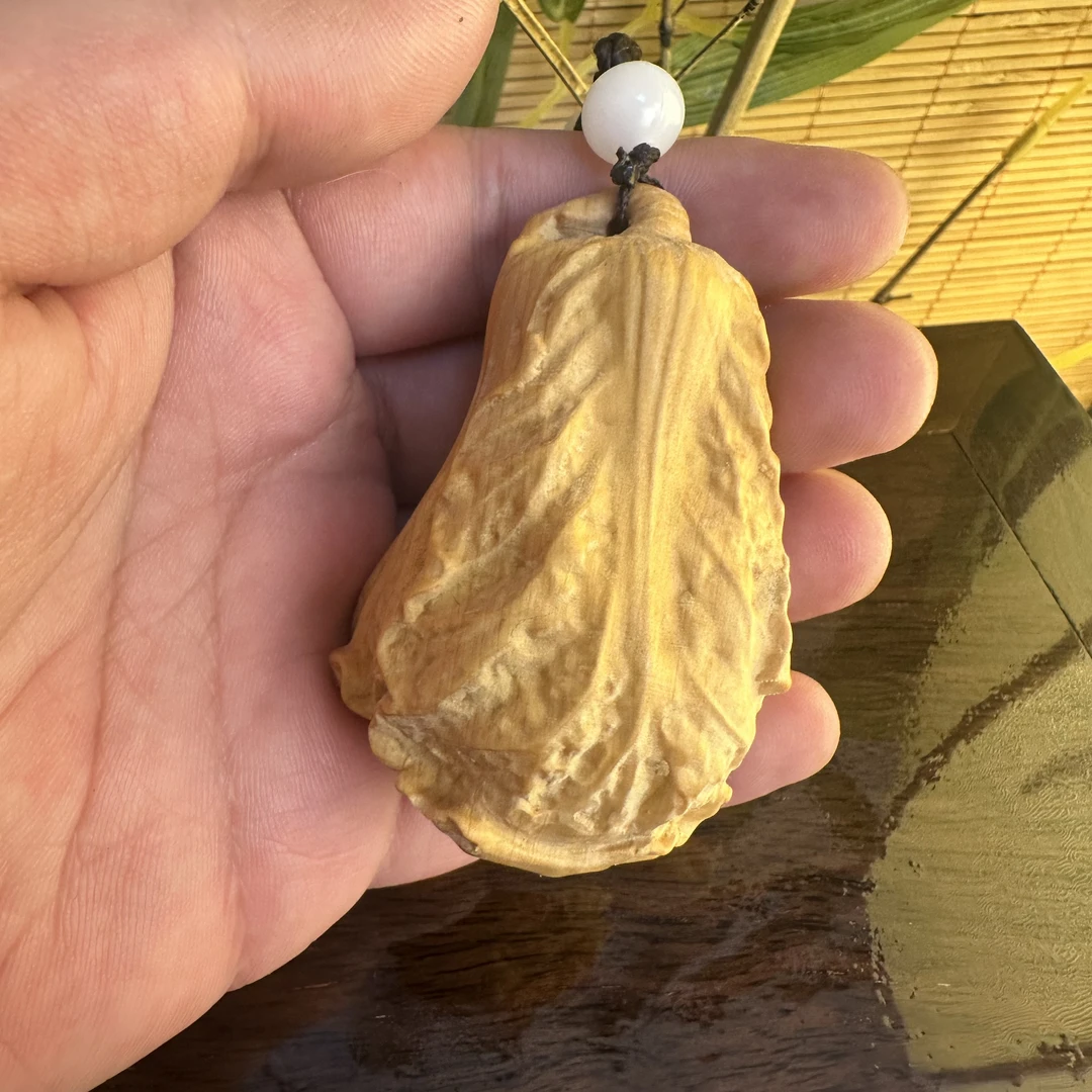 黄杨木雕刻白菜手把件寓意百财可随身把玩车挂
