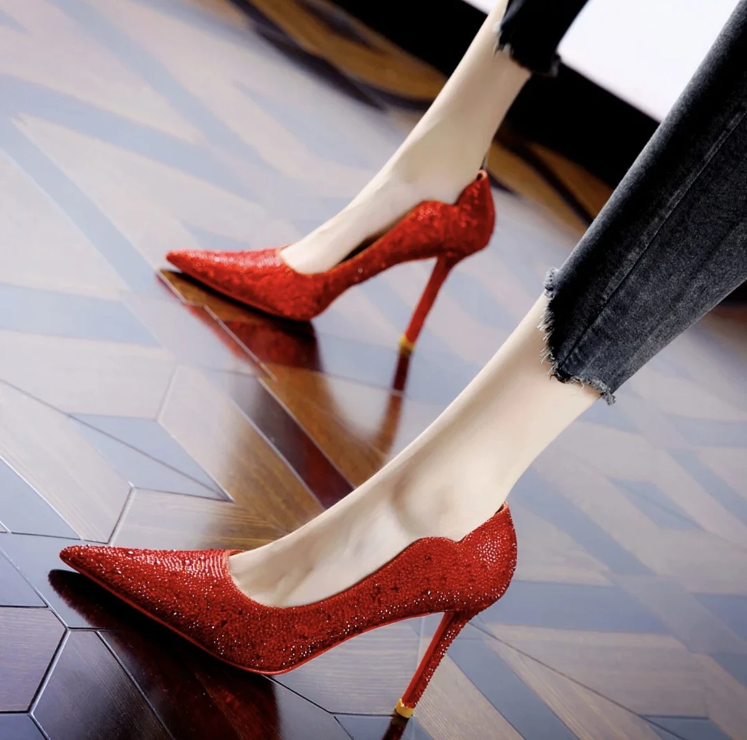 春季新款酒红色礼服尖头高跟鞋优雅气质满钻浅口细跟单鞋