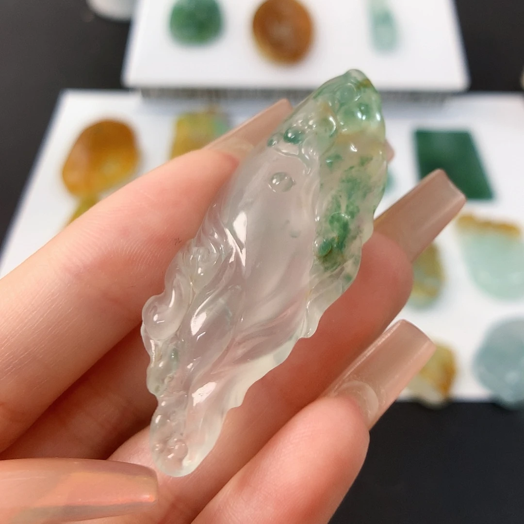 翡翠未镶嵌颈饰鲲鹏