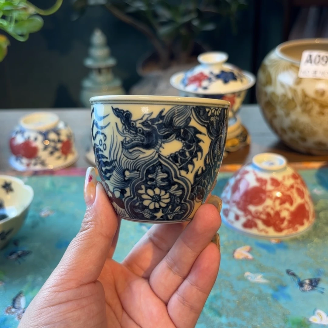 青花手绘二号釉龙杯