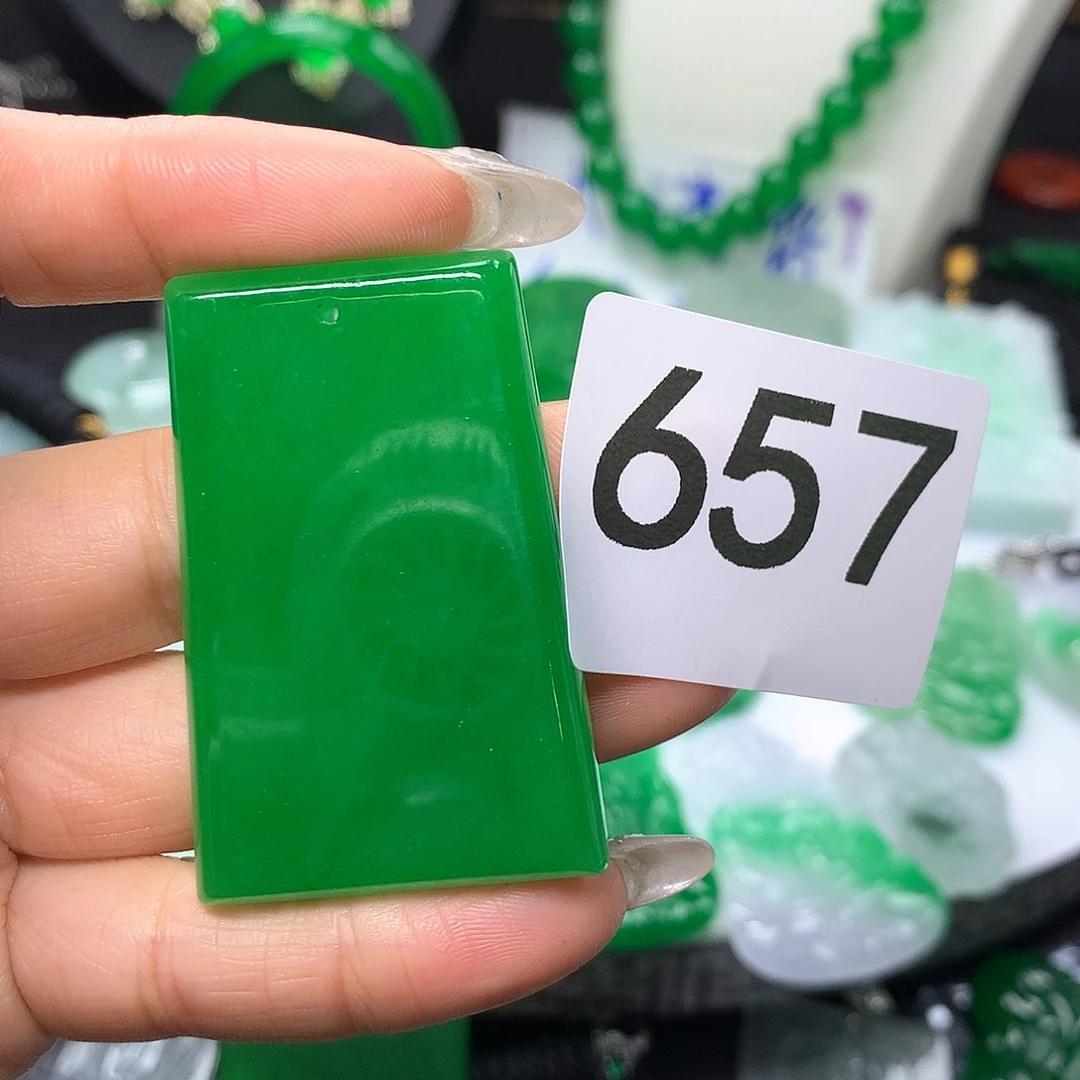 翡翠吊坠(赠链)未镶嵌