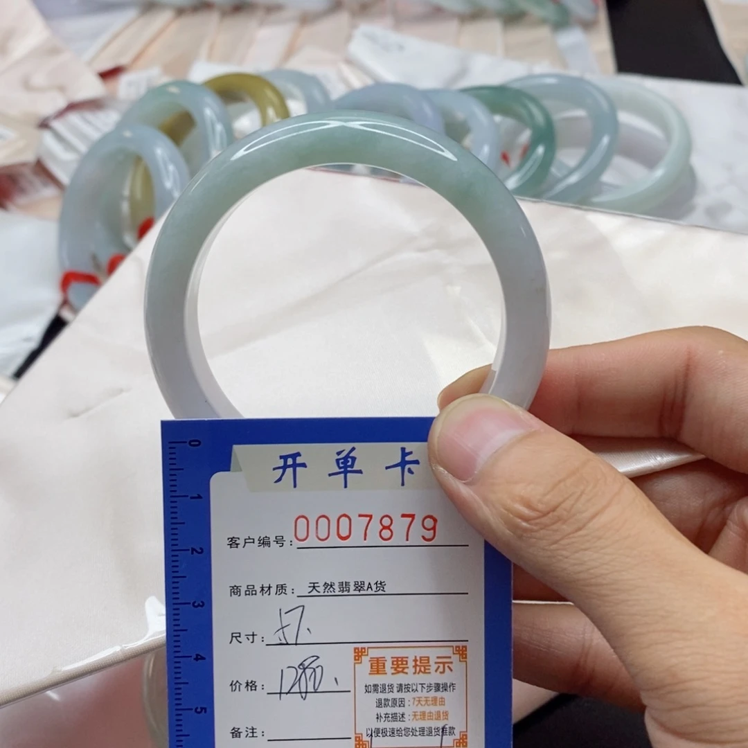 翡翠手镯未镶嵌哈***哈翡翠