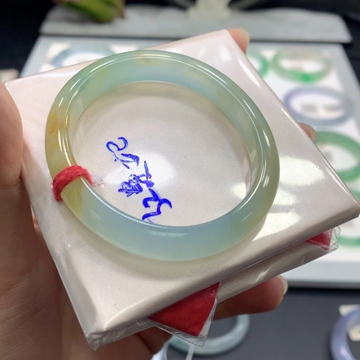 翡翠手镯未镶嵌翡翠