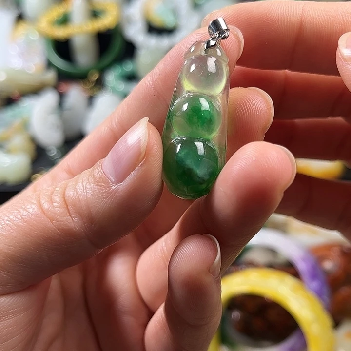 翡翠未镶嵌颈饰翡翠未镶嵌颈饰