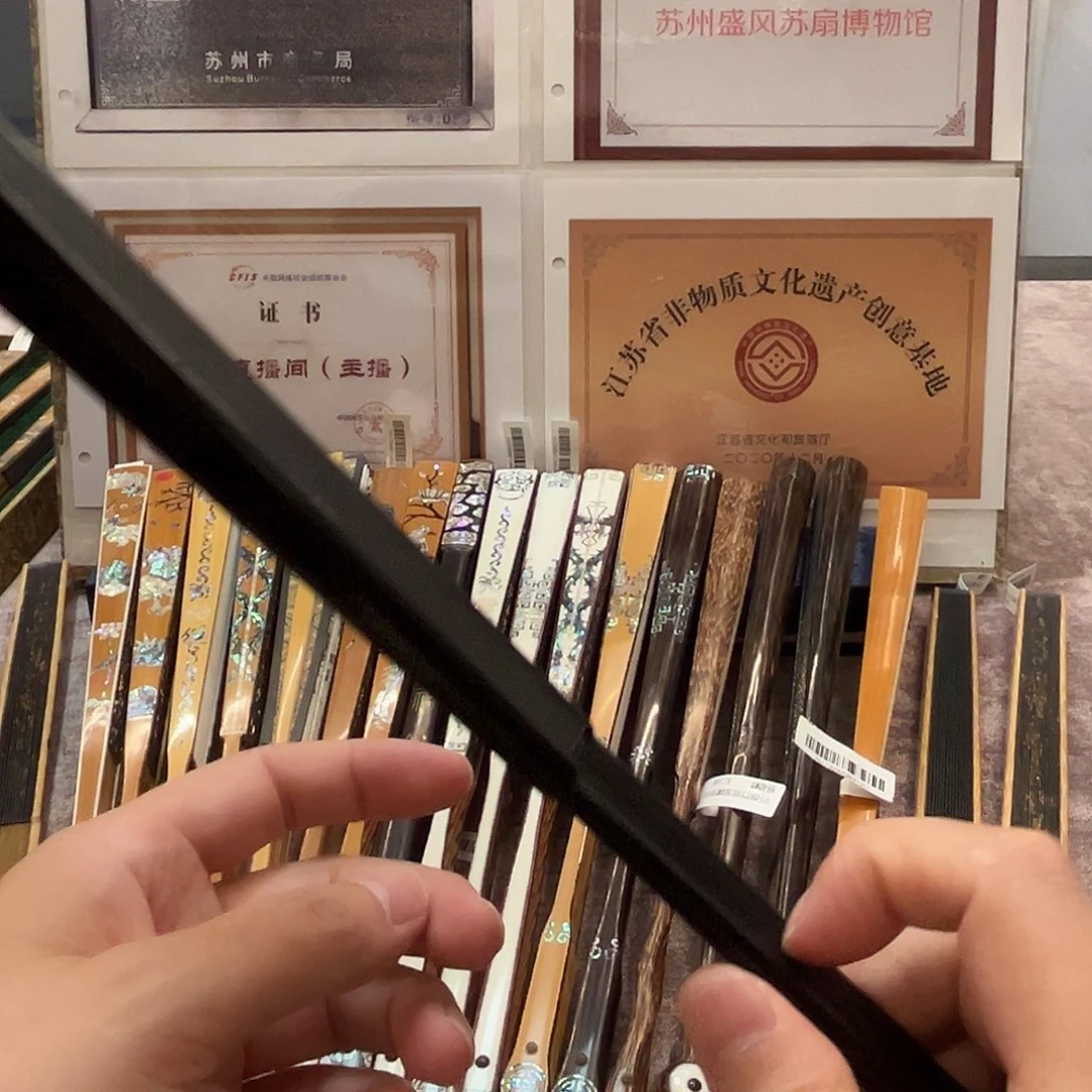 留***念扇子手工制作工艺精湛
