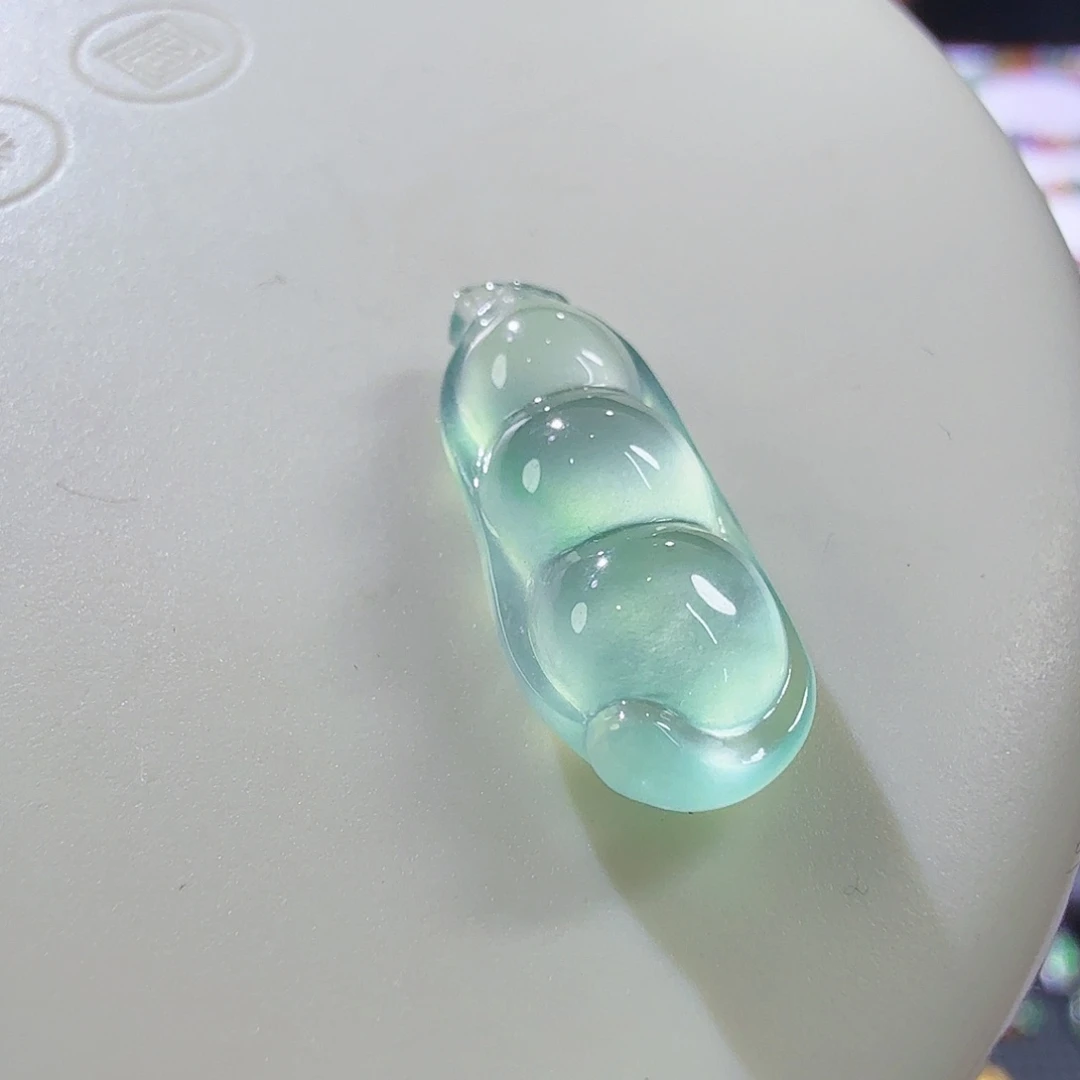 翡翠未镶嵌颈饰会发光的豆子