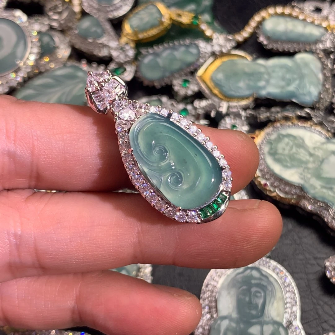 翡翠颈饰未镶嵌如意