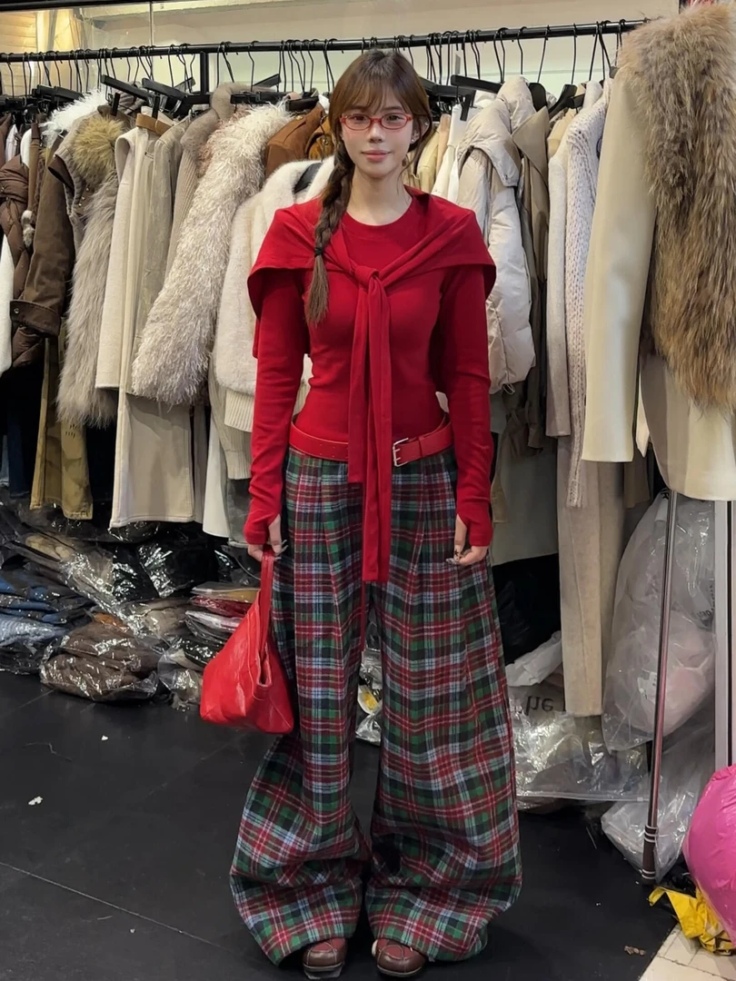 圣诞氛围感穿搭一整套圆领T恤叠搭披肩上衣高腰格子阔腿裤三件套