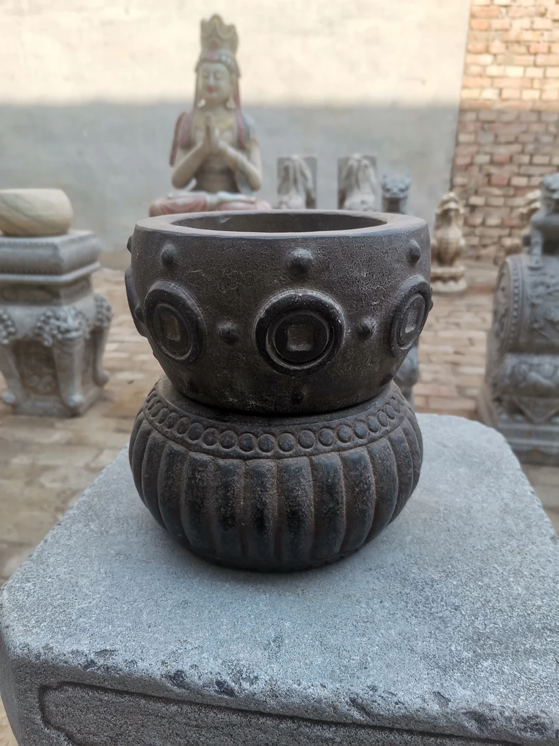 青石材质石鼓，石盆各一个