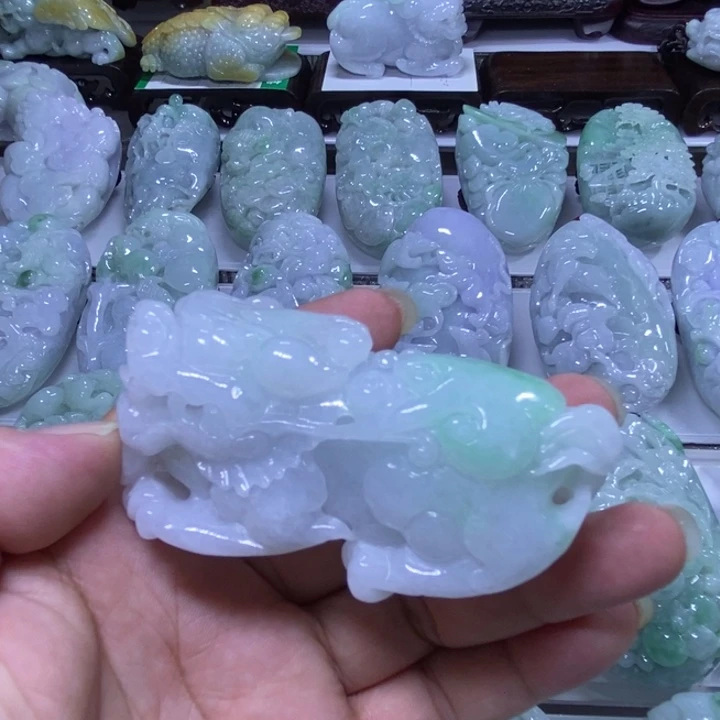 翡翠未镶嵌颈饰貔貅把件