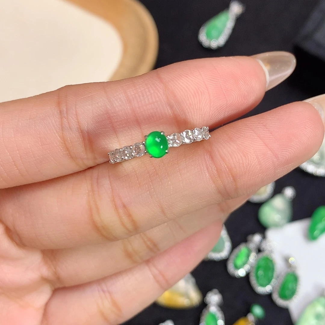 18K金镶嵌戒指翡翠雪*使阳绿蛋