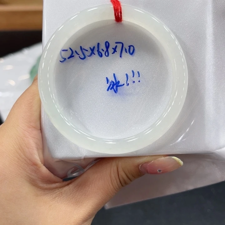 翡翠手镯未镶嵌翡翠