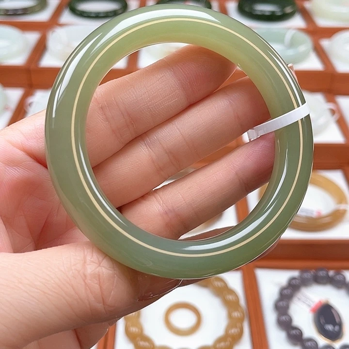 和田玉未镶嵌手镯